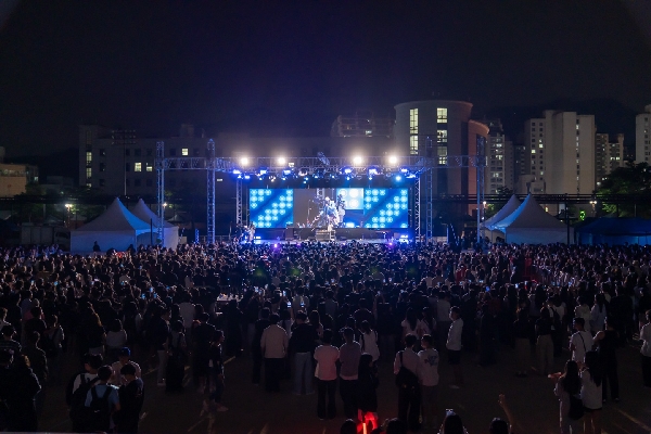 신한대학교, ‘2025 화랑제(化浪祭)’ 성황리에 마무리 지역과 세계를 잇는 축제 플랫폼으로 자리매김 대표이미지